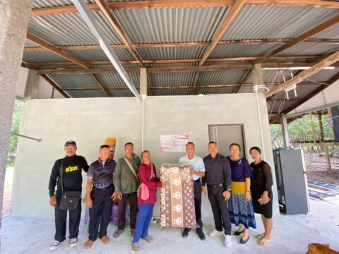 อบต.สีชมพู ลงพื้นที่มอบบ้านตามโครงการปรับสภาพแวดล้อมที่อยู่อาศัยสำหรับคนพิการ ประจำปีปีงบประมาณ 2569 ในวันพฤหัสบดีที่ 18 มิถุนายน 2569 นายคินณรง วงค์ผาบุตร นายกองค์การบริหารส่วนตำบลสีชมพูพร้อมคณะผู้บริหาร และ รองปลัด อบต.สีชมพู หัวหน้าสำนักปลัด อบต.สีชมพู และเจ้าหน้าที่ที่เกี่ยวข้องได้ลงพื้นที่ ร่วมกันส่งมอบบ้านพร้อมป้ายให้กับคนพิการเรียบร้อยแล้ว จำนวน 1 หลัง รายนางไพจิตร พ่อไชยราช หมู่7 บ้านสะพานสูง อำเภอนาแก จังหวัดนครพนม