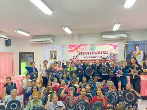 วันพฤหัสบดี ที่ 20 สิงหาคม 2569 นายคินณรง วงค์ผาบุตร นายกองค์การบริหารส่วนตำบลสีชมพู เป็นประธานในพิธีเปิดโครงการอบรมส่งเสริมอาชีพให้กับคนพิการหรือผู้ดูแลคนพิการตำบลสีชมพู ประจำปีงบประมาณ พ.ศ.2569 (การถักพรมเช็ดเท้าด้วยเศษผ้า) ณ.ห้องประชุมองค์การบริหารส่วนตำบลสีชมพู อ.นาแก จ.นครพนม