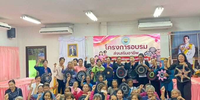 วันพฤหัสบดี ที่ 20 สิงหาคม 2569 นายคินณรง วงค์ผาบุตร นายกองค์การบริหารส่วนตำบลสีชมพู เป็นประธานในพิธีเปิดโครงการอบรมส่งเสริมอาชีพให้กับคนพิการหรือผู้ดูแลคนพิการตำบลสีชมพู ประจำปีงบประมาณ พ.ศ.2569 (การถักพรมเช็ดเท้าด้วยเศษผ้า) ณ.ห้องประชุมองค์การบริหารส่วนตำบลสีชมพู อ.นาแก จ.นครพนม
